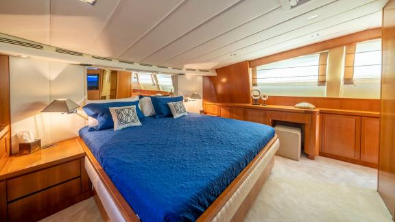 Die Masterkabine der Yacht Sanref bietet ein großes Bett, moderne Dekoration und viel natürliches Licht für einen gemütl